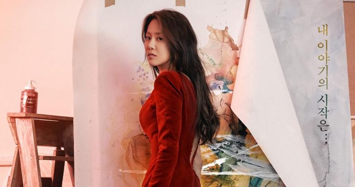 โกฮยอนจอง(Go Hyun Jung) ยืนอยู่หน้าภาพวาดฉีกขาดในโปสเตอร์สำหรับละครเรื่องใหม่ทางช่อง JTBC