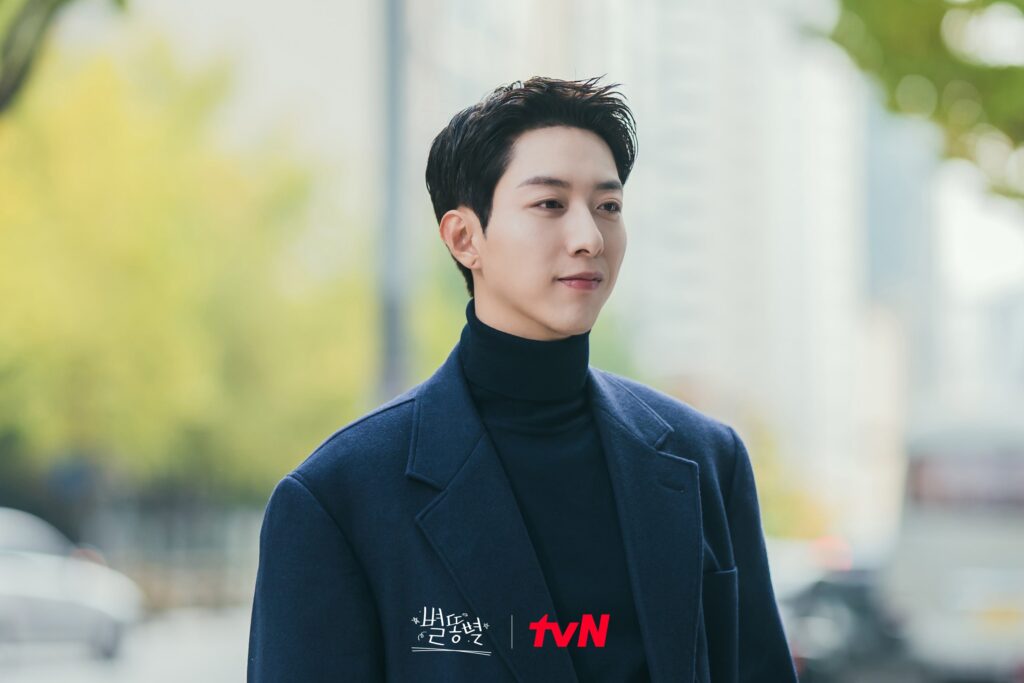 อีจองชิน(Lee Jung Shin) วง CNBLUE เป็นที่ปรึกษากฎหมายที่เชื่อถือได้ของ Star Force Entertainment ในละครเรื่อง “Sh**ting Stars”