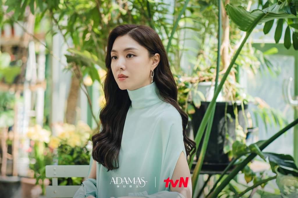 ซอจีฮเย(Seo Ji Hye) แสดงให้เห็นถึงเสน่ห์อันสง่างามของหญิงสาวผู้มั่งคั่งที่แต่งงานกับคนผิดใน “Adamas”