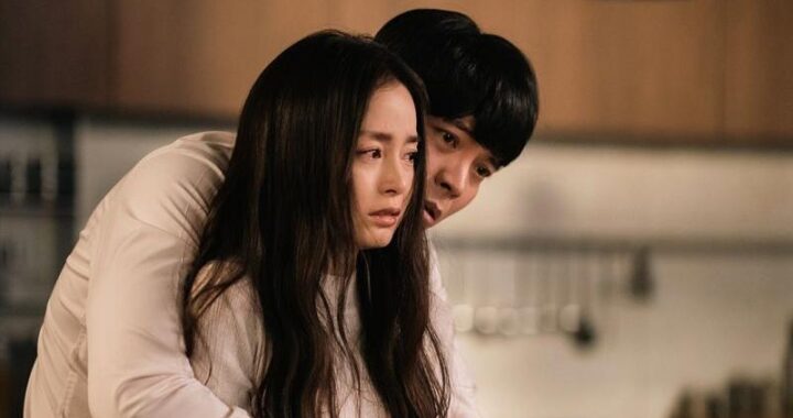 คิมซองโอ(Kim Sung Oh) พยายามสงบสติอารมณ์คิมแทฮี(Kim Tae Hee) ที่หวาดกลัวใน “Lies Hidden In My Garden”